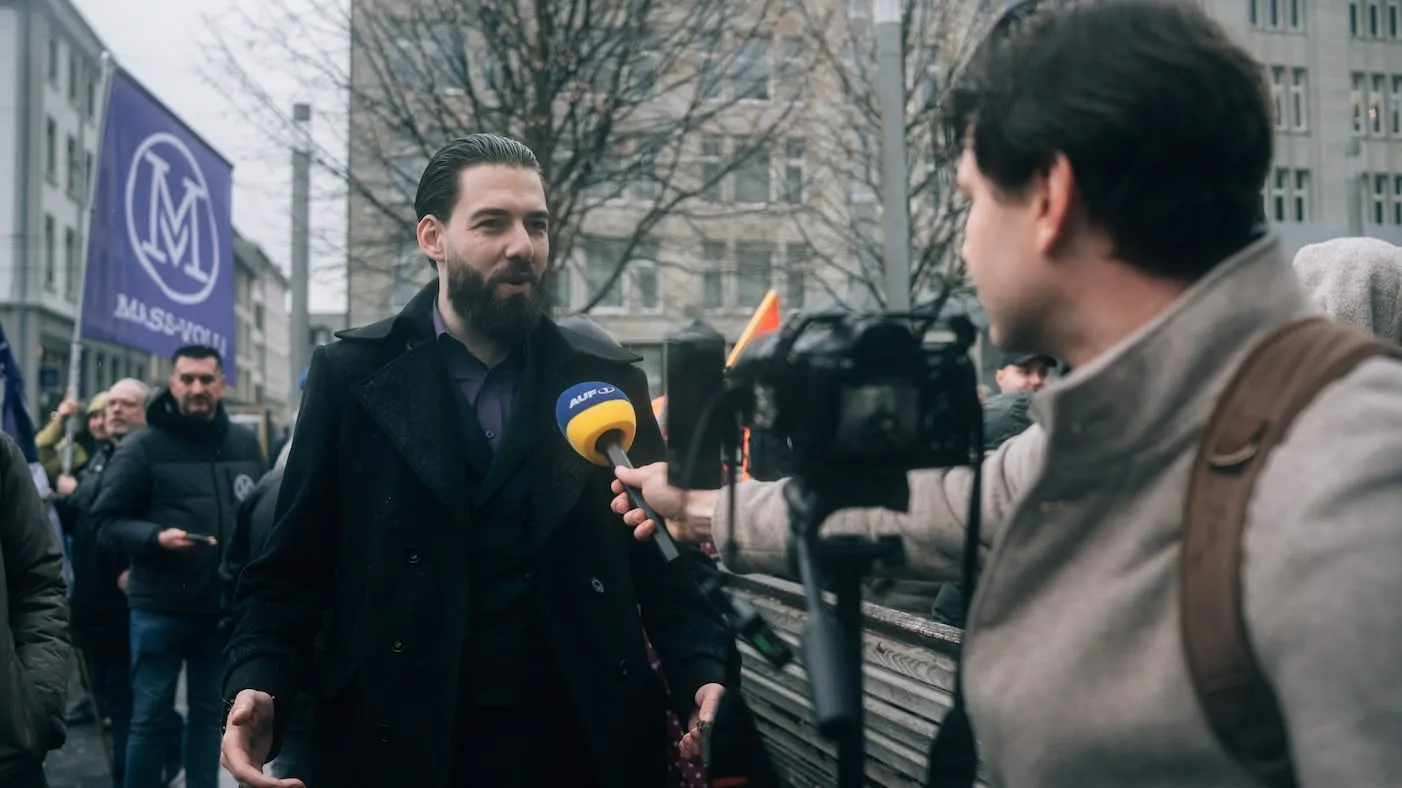 Interview mit AUF1 an einer Kundgebung