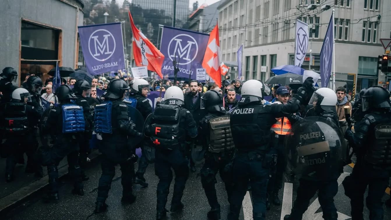 MASS-VOLL!-Kundgebung und Polizeiaufgebot