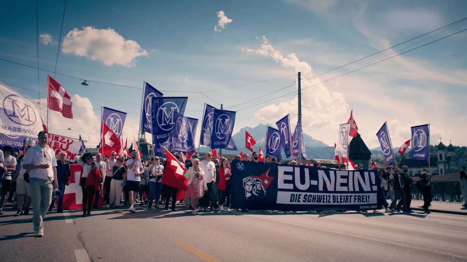 Demonstrationszug mit EU-NEIN!-Banner