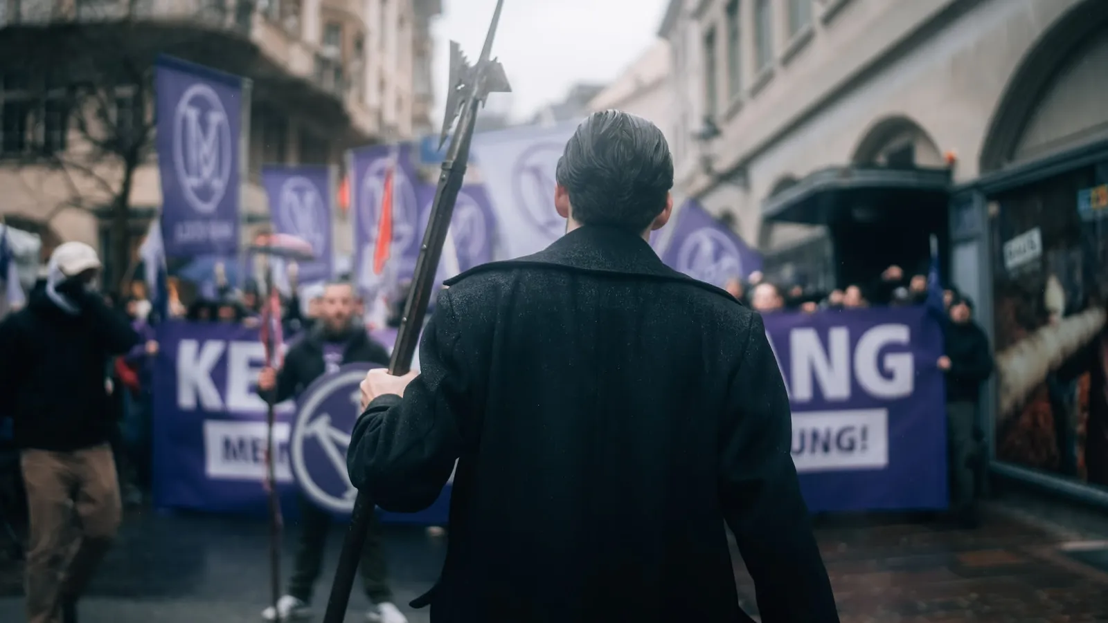 Nicolas Rimoldi mit Hellebarde vor dem Demonstrationszug