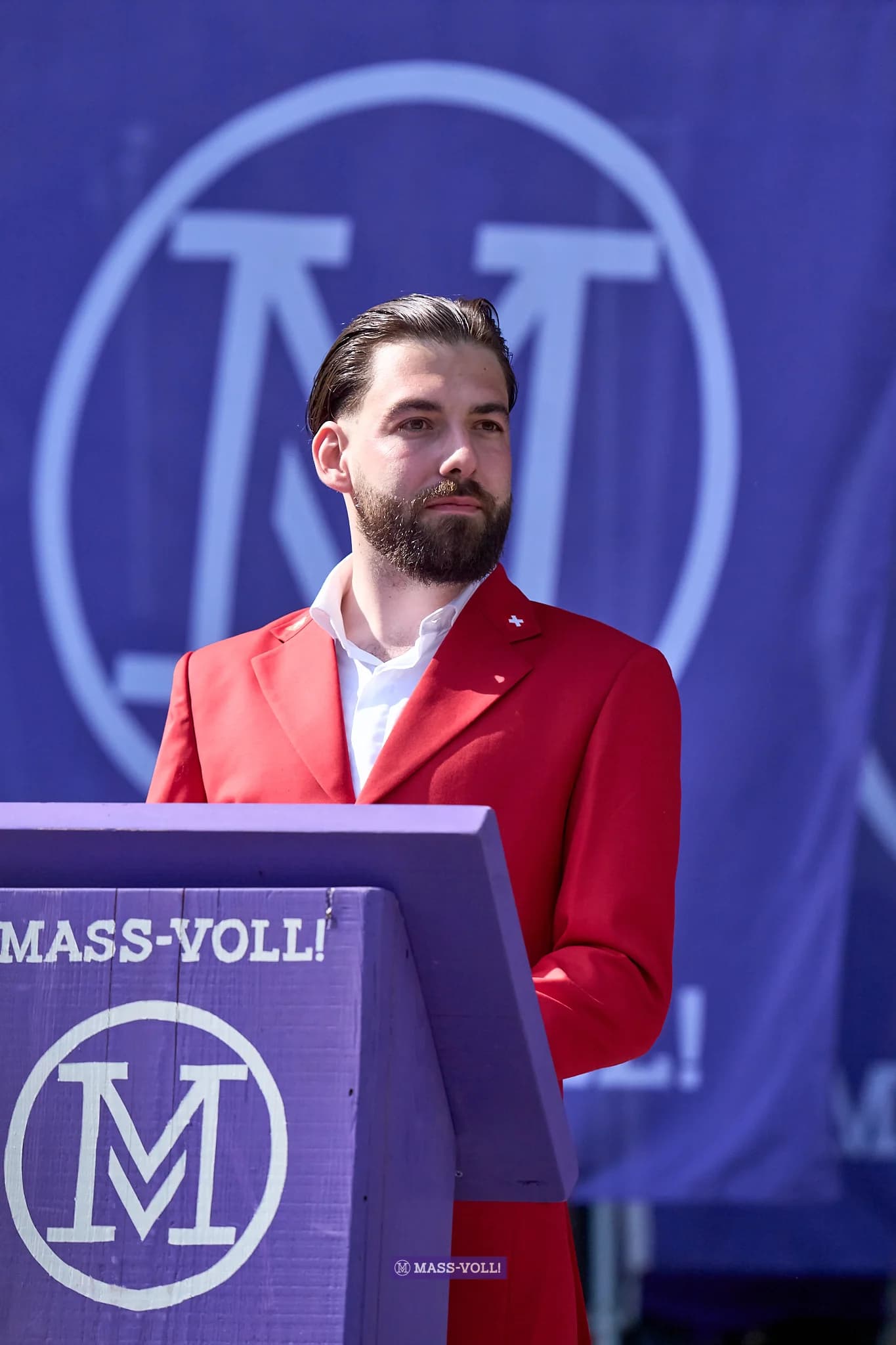 Nicolas A. Rimoldi am Rednerpult einer MASS-VOLL!-Kundgebung